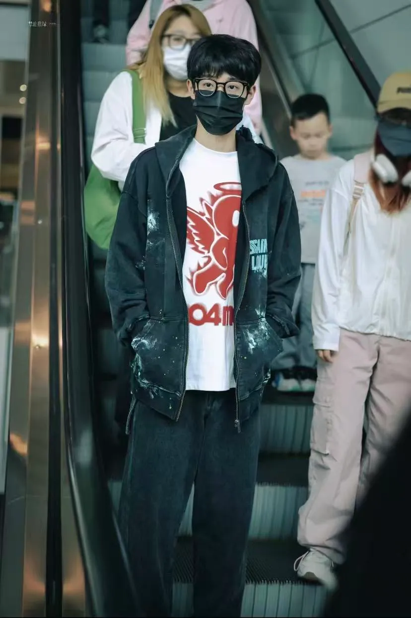 Style No. S111 P320💰 (450g version) SSSAINT LOUIS splash-ink logo long-sleeved zipper hoodie sweatshirt is made of 450g dense cotton fabric, with a loose fit and the same style for men and women. Size S-XL